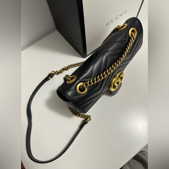 Gucci GG Marmont Medium Shoulder Bag - Picture 6 of 11